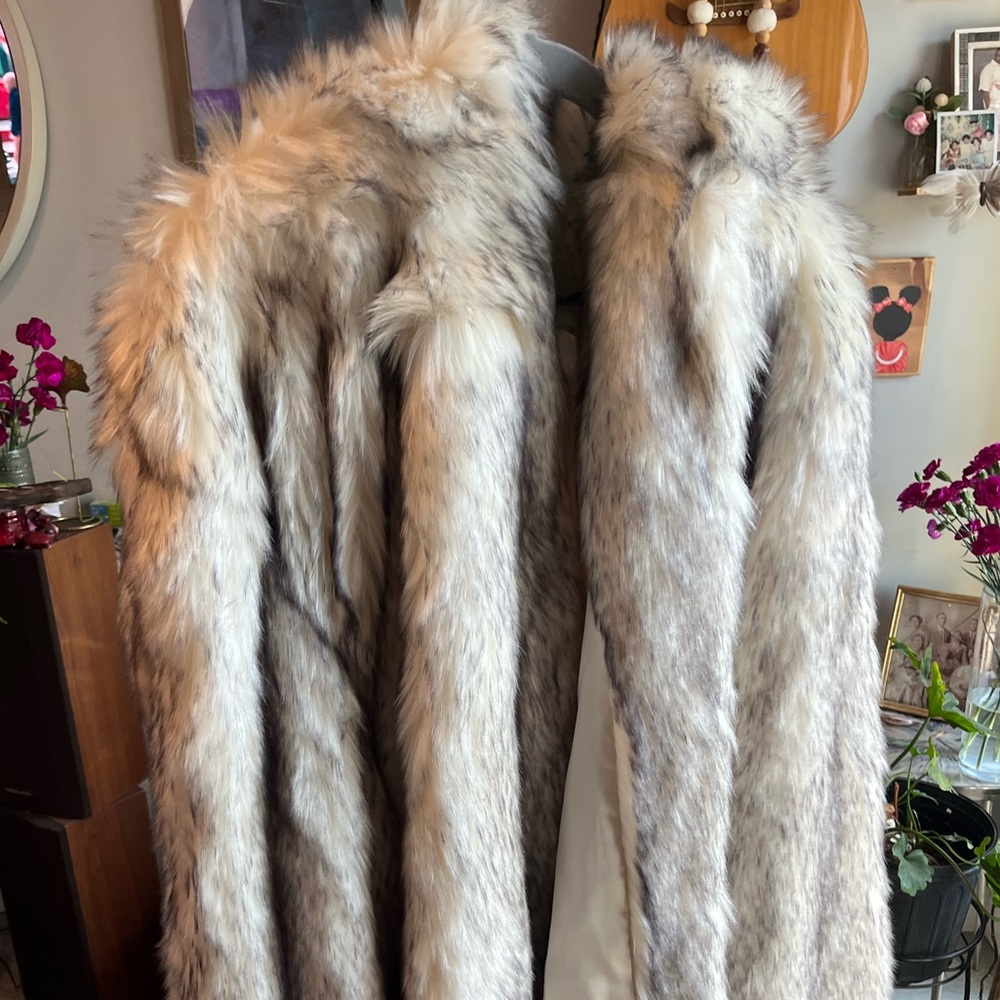 Never Worn!! Flossy Faux Fur Coat 🐺